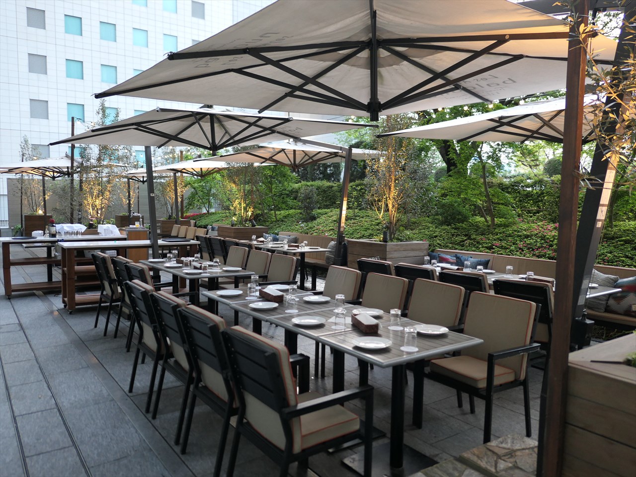 大人空間で贅沢な夜を過ごす ロサンジェルス バルコニー テラス レストラン ムーンバー 東京ビアガーデン情報館 22年版 人気の都内ビアガーデン ビアテラスを探そう