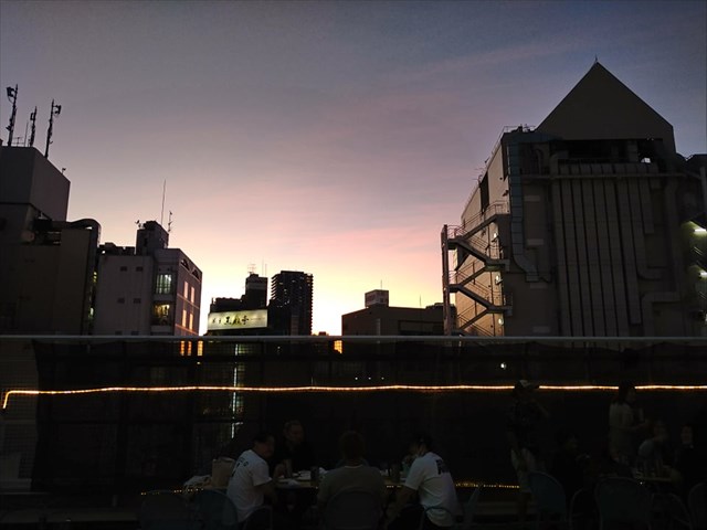 写真：上野アメ横屋上ビアガーデン